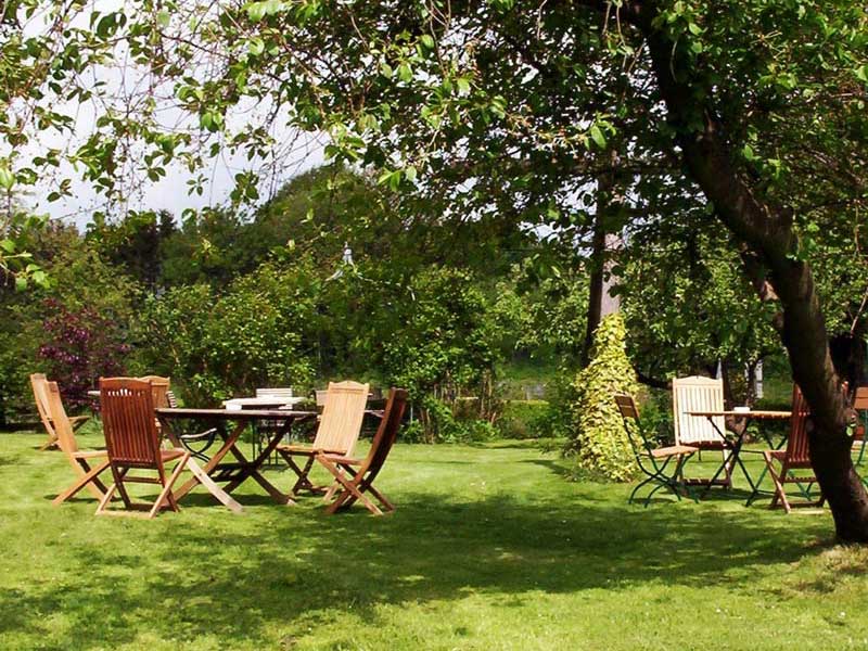 Entspannt das Sommerwetter genießen in unserem Bauerngarten